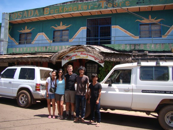 Em frente ao Backpacker Tours