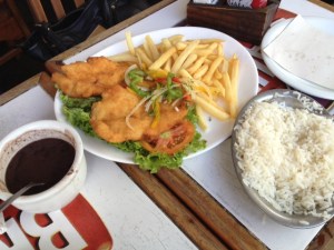 O prato que pedimos e dividimos. Olha a quantidade! Isso porque a minha amiga já tinha se servido com os acompanhamentos.