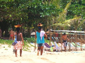 Moradores locais e ao fundo o Bar da Praia