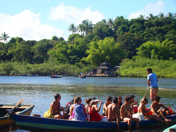 Pessoas chegando e partindo de Caraíva no barquinho a remo