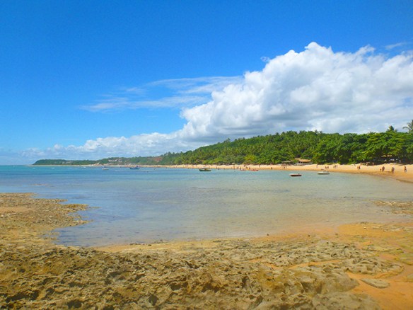 No extremo canto esquerdo olhando toda a orla da Praia do Espelho